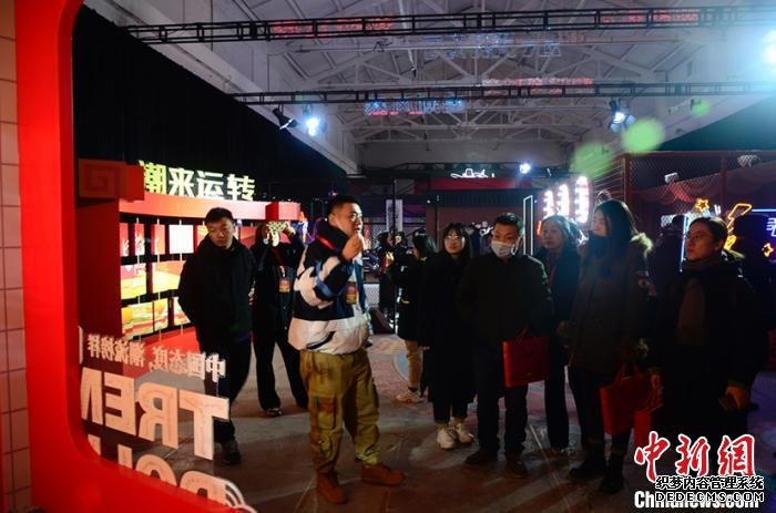 此次大展是以“中国态度·潮流榜样”为核心主题。　胡健 摄